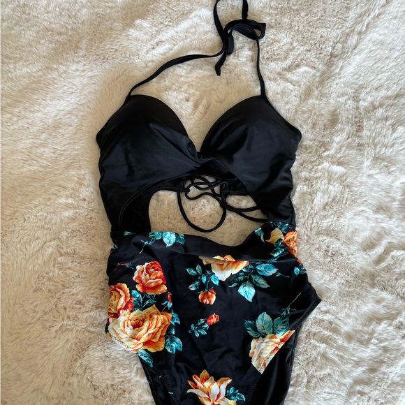 Cupshe size M, barely worn EUC. - Picture 2 of 2